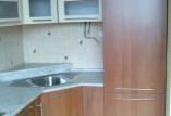 Kuchyňská linka v provedení z LTD třešeň s vestavnou lednicí + horní dvířka z MDF lakované na RAL odstín ( vanilka )
