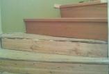 Obklad starého dřevěného schodiště. Materiál - masivní modřín. Dole stará konstrukce, nahoře nový obklad.