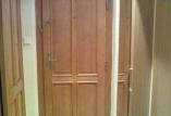 Vstupní dveře s obložkovou zárubní do bytu - profil 68 mm. Materiál masiv smrk ( eurohranol ), mořeno na dub.