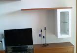 Rekonstruovaný obývací pokoj v panelovém bytu. SDK korpusy se skleněnými dvířky a nábytek z DTD dýhované bukem