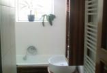 Rekonstruovaná koupelna v RD. Podlaha a nábytek z exotického dřeva merbau