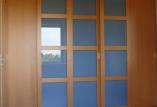 Vestavná skříň s posuvnými dveřmi z DTD dýhované bukem + výplň sklo Lacobel - modrý