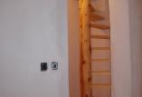 Samonosné schodiště v rekonstruované dřevěnici. Materiál masiv borovice. Stupnice osazeny v masivním borovém sloupu a ve zdi. 