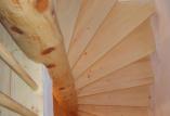 Samonosné schodiště v rekonstruované dřevěnici. Materiál masiv borovice.